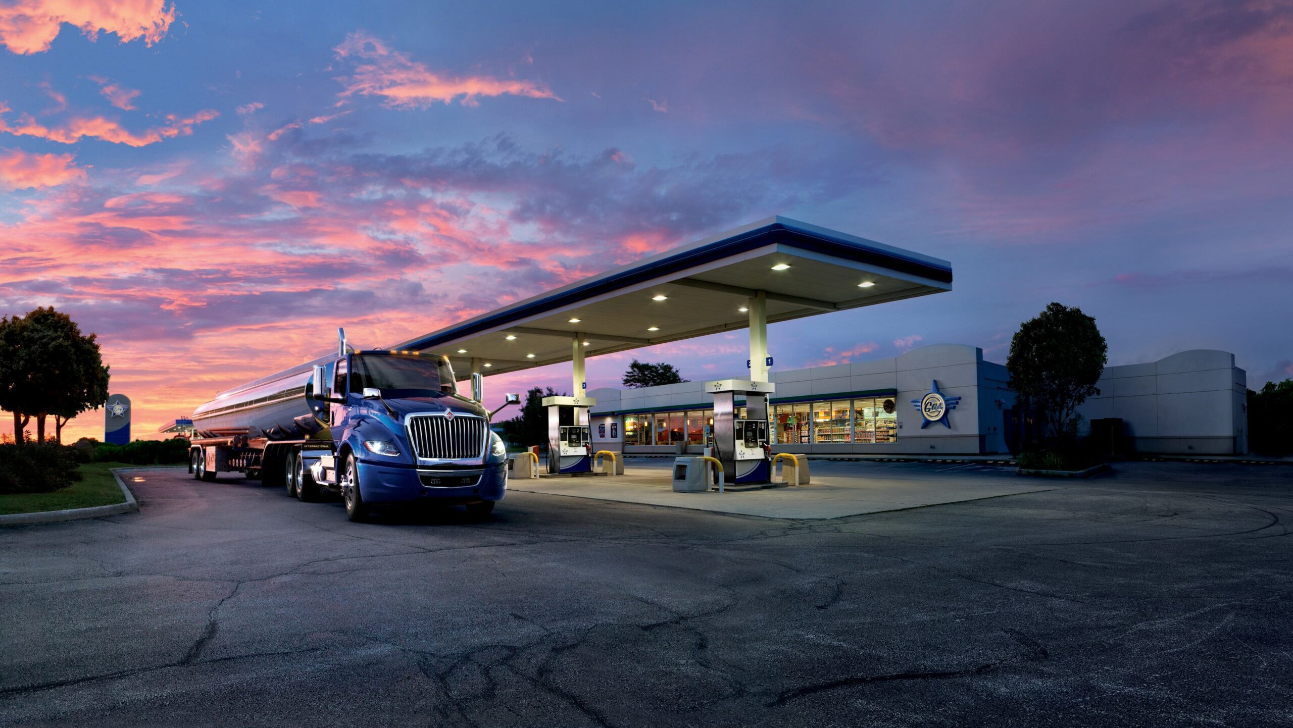 How Do Trucking Fuel Cards Work?